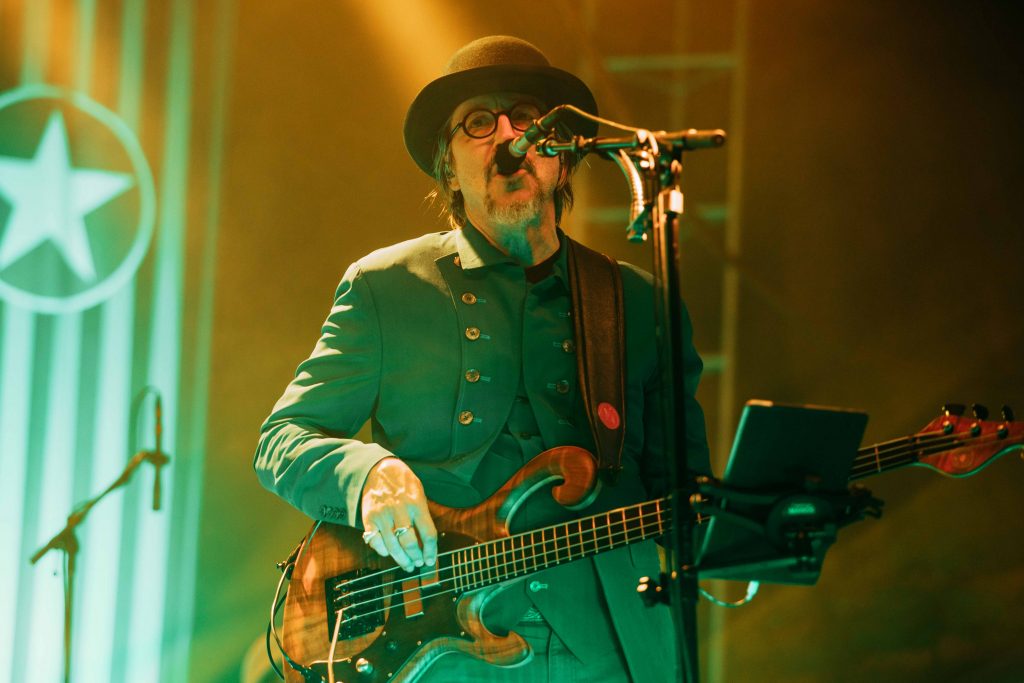 Les Claypool’s Fearless Flying Frog Brigade